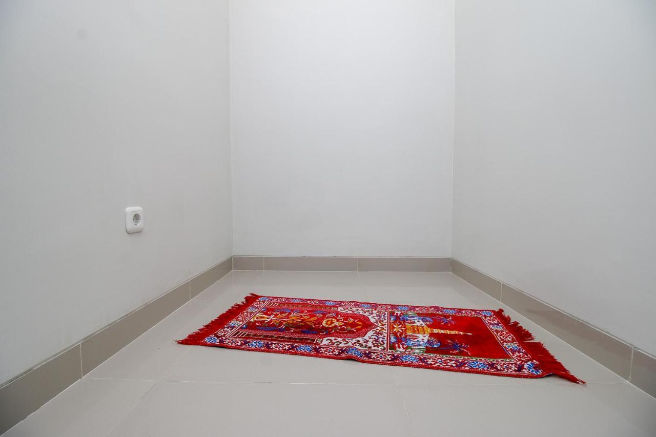 Reddoorz Plus Near Soekarno Hatta Airport Taman Mahkota Tangerang Buitenkant foto