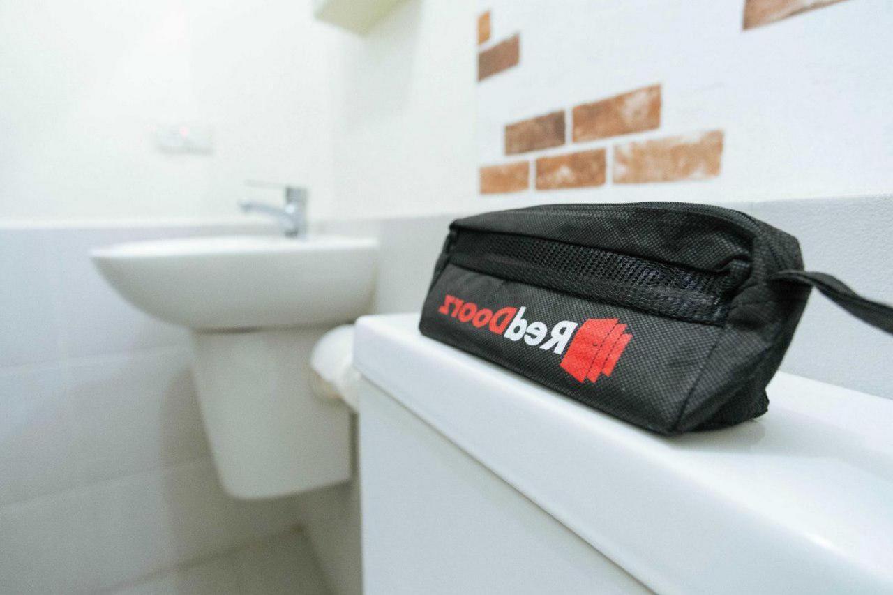 Reddoorz Plus Near Soekarno Hatta Airport Taman Mahkota Tangerang Buitenkant foto