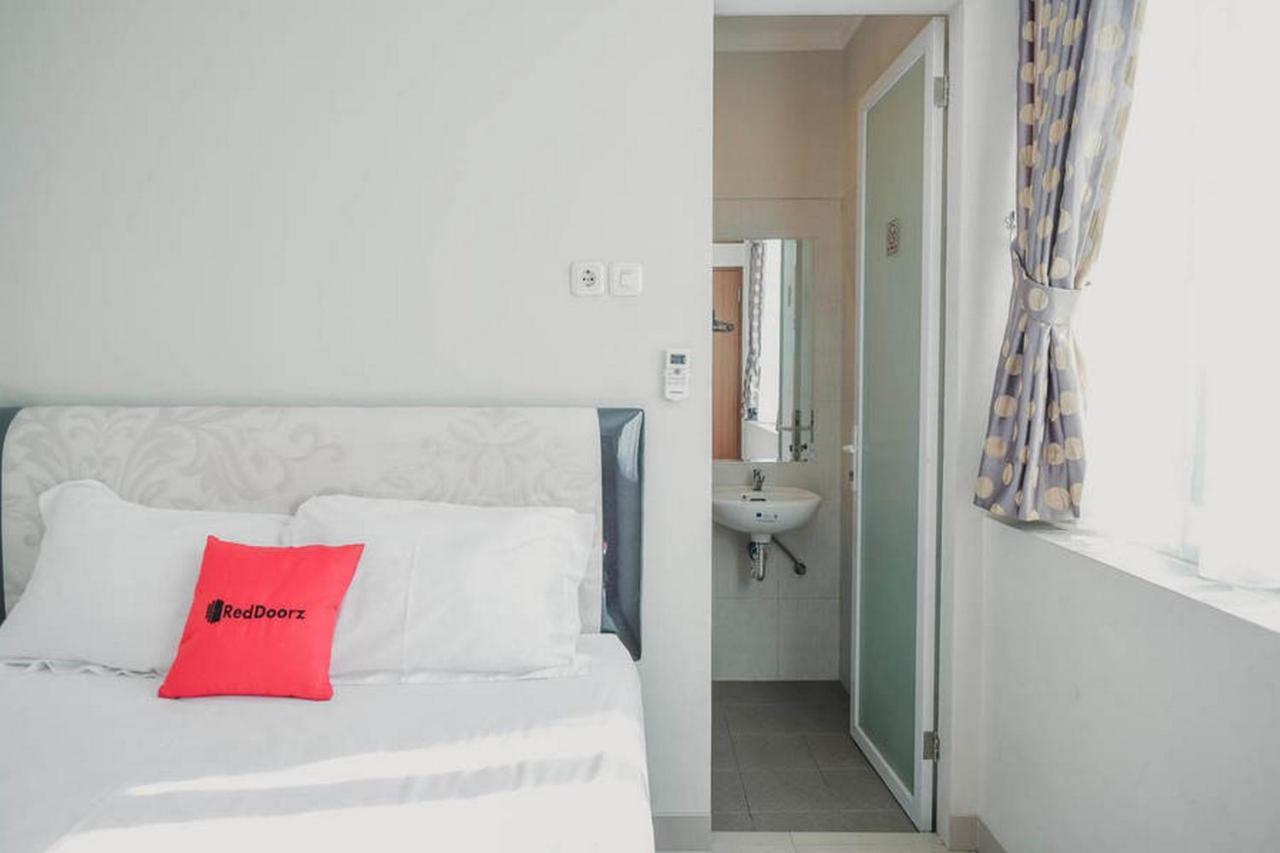 Reddoorz Plus Near Soekarno Hatta Airport Taman Mahkota Tangerang Buitenkant foto