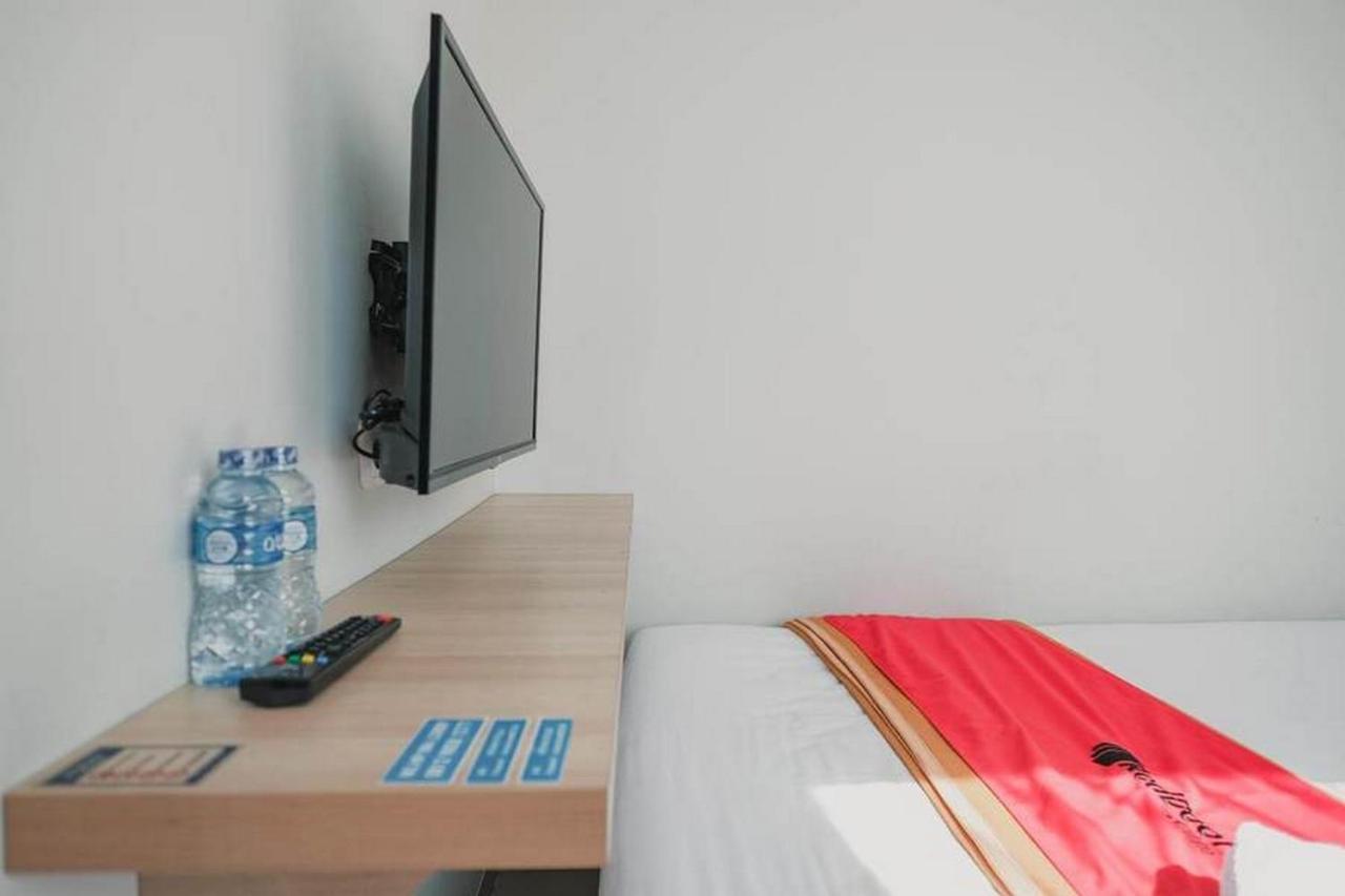 Reddoorz Plus Near Soekarno Hatta Airport Taman Mahkota Tangerang Buitenkant foto