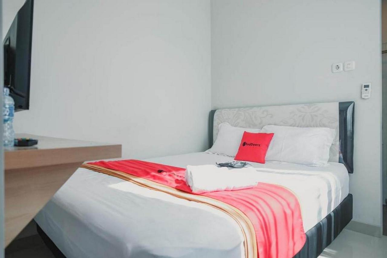 Reddoorz Plus Near Soekarno Hatta Airport Taman Mahkota Tangerang Buitenkant foto